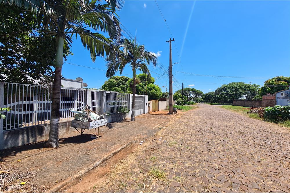 En venta una amplia casa ubicada en la ciudad de Salto del Guairá, departamento de Canindeyú, a tan sólo 1 cuadra de la  — foto 3