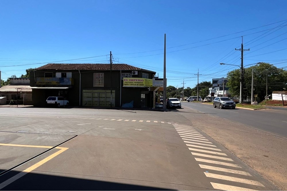 ¡Increíble oportunidad de inversión en Ciudad del Este! Esta excepcional vivienda con salones comerciales se encuentra e — foto 3