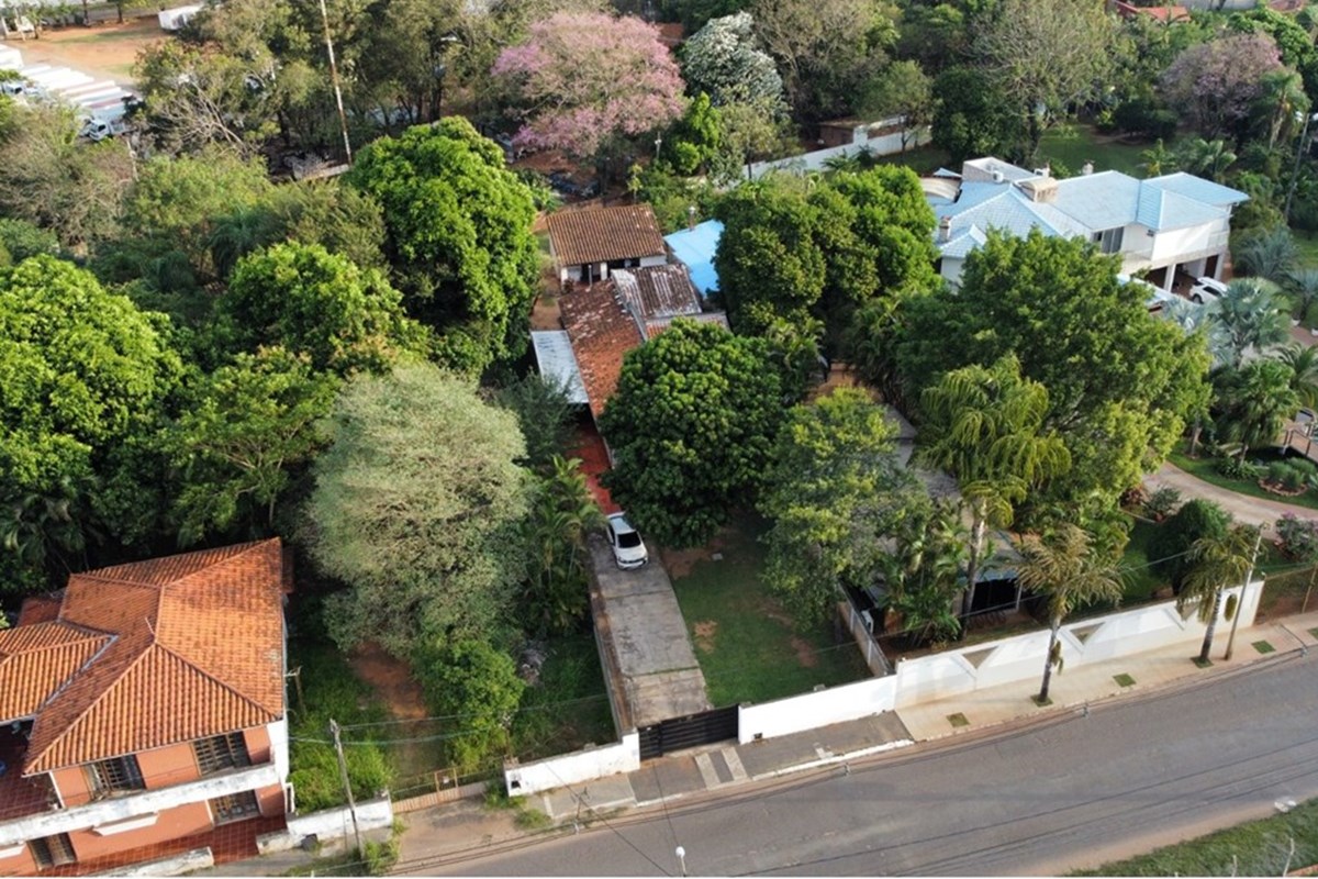 Amplia casa en venta en Fernando de la Mora, Barrio Laguna Sati Excelente ubicación y gran potencial de inversión. — foto 3