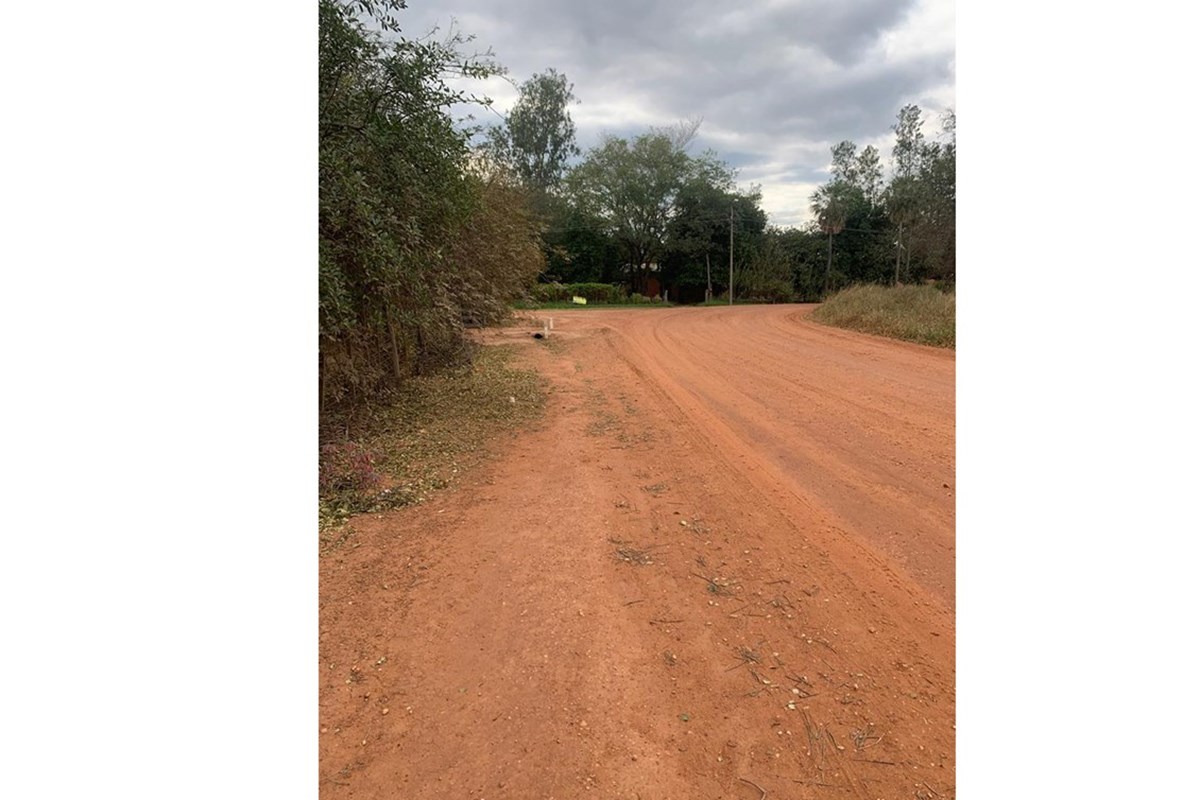 Lote con titulo actualmente cuenta con acceso por una calle paralela. El sector posterior no posee salida directa en la  — foto 3