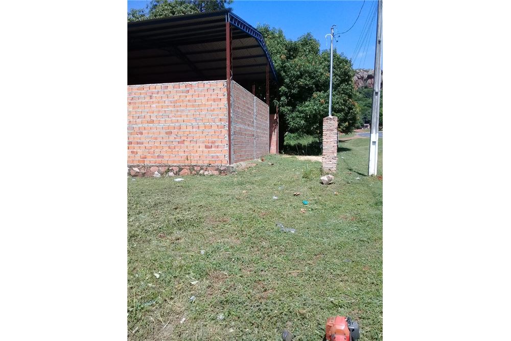 Ubicado en el corazón de Yaguarón, Paraguay, este amplio tinglado ofrece una excelente oportunidad para diversos fines c — foto 2