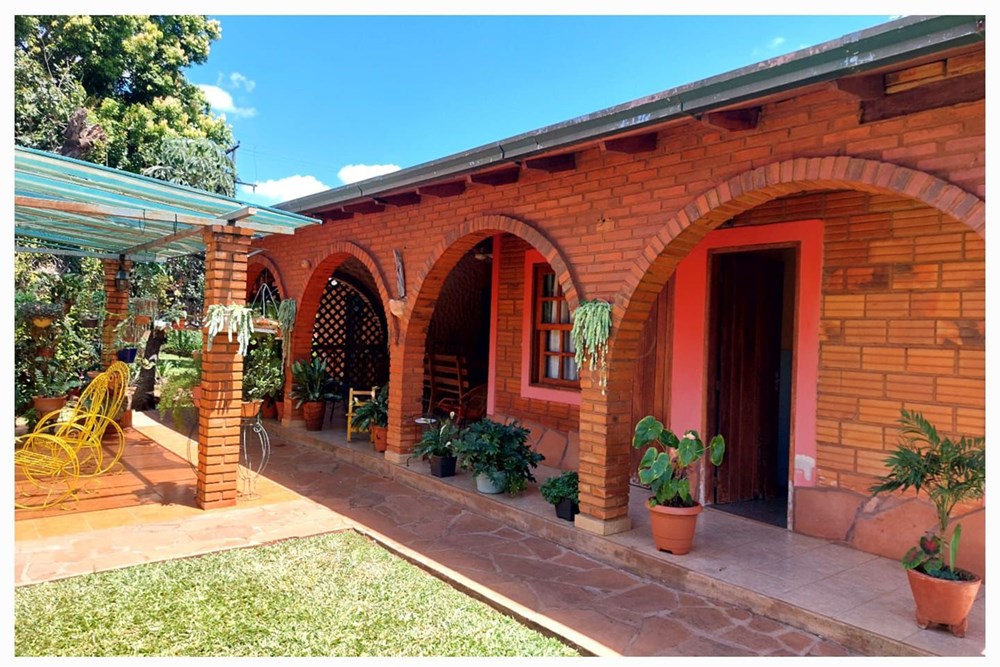 ¡Excelente oportunidad para adquirir la casa de tus sueños en el barrio de las Carmelitas de Cambyretá, Itapúa! Esta her — foto 3