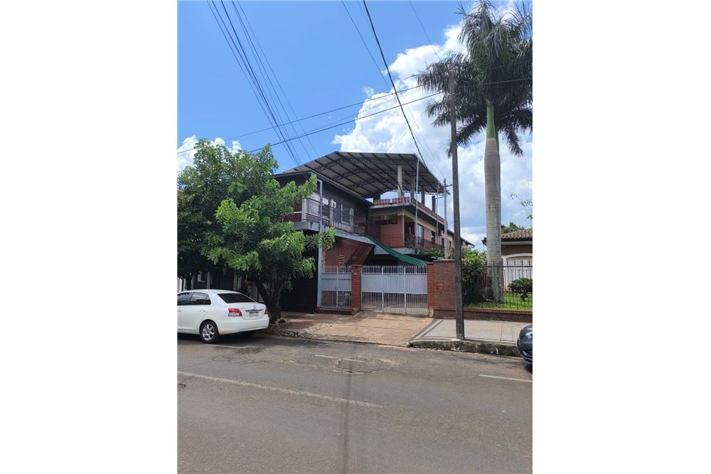 La propiedad cuenta con 937 m² y está ubicada sobre la calle Villarrica 547, casi Carlos Antonio López. — foto 3