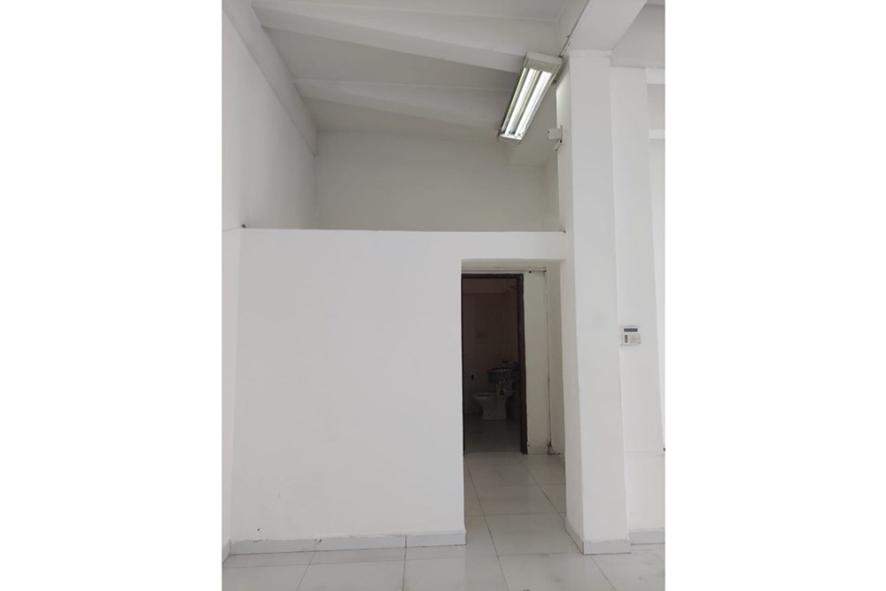 ¡Excelente oportunidad! Presentamos este magnífico local comercial en alquiler, ideal para establecer tu negocio u ofici — foto 2