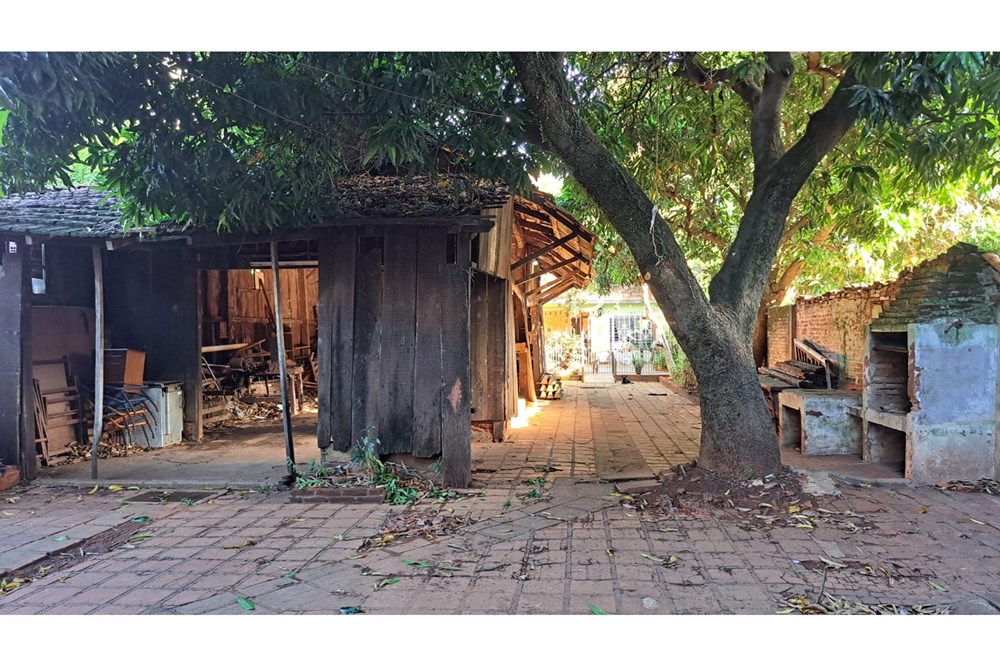 Amplio terreno ubicado sobre avenida caballero con un local comercial y dos viviendas, zona estrategica para emprendimie — foto 2