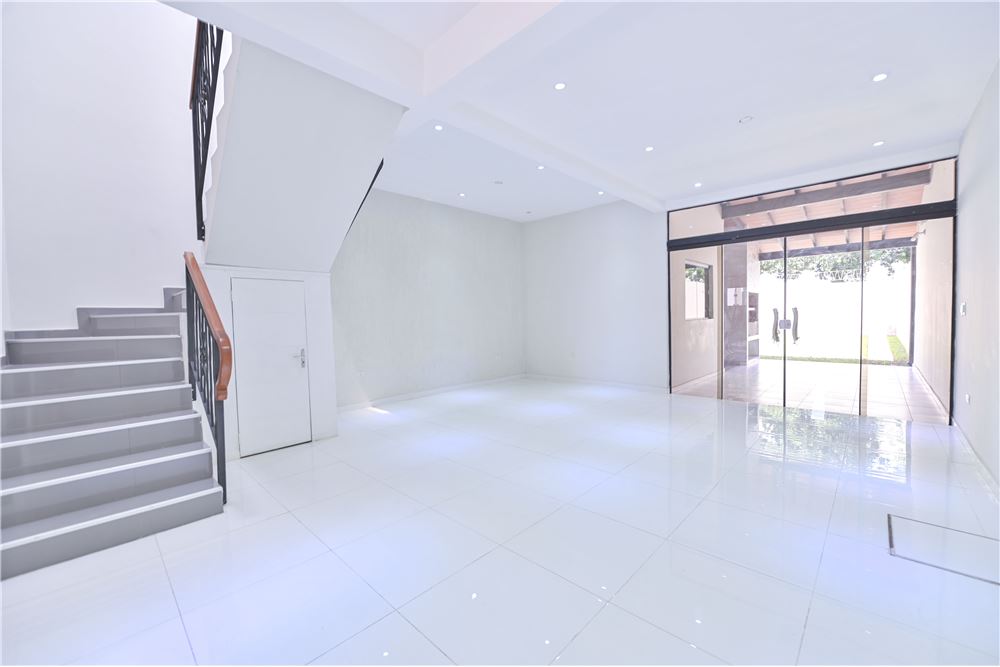 EN VENTA Imponente Dúplex con amplio patio a estrenar!! — foto 3