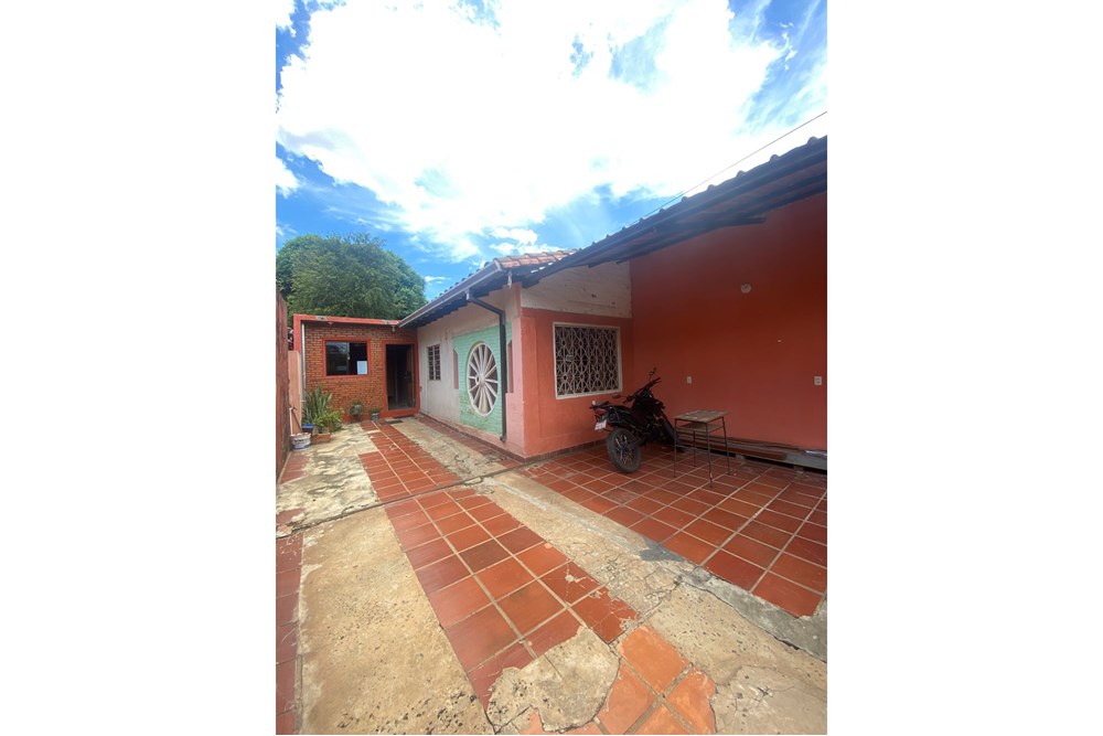 Ubicada en una zona tranquila y bien comunicada, esta casa cuenta con una distribución única que combina funcionalidad,  — foto 2