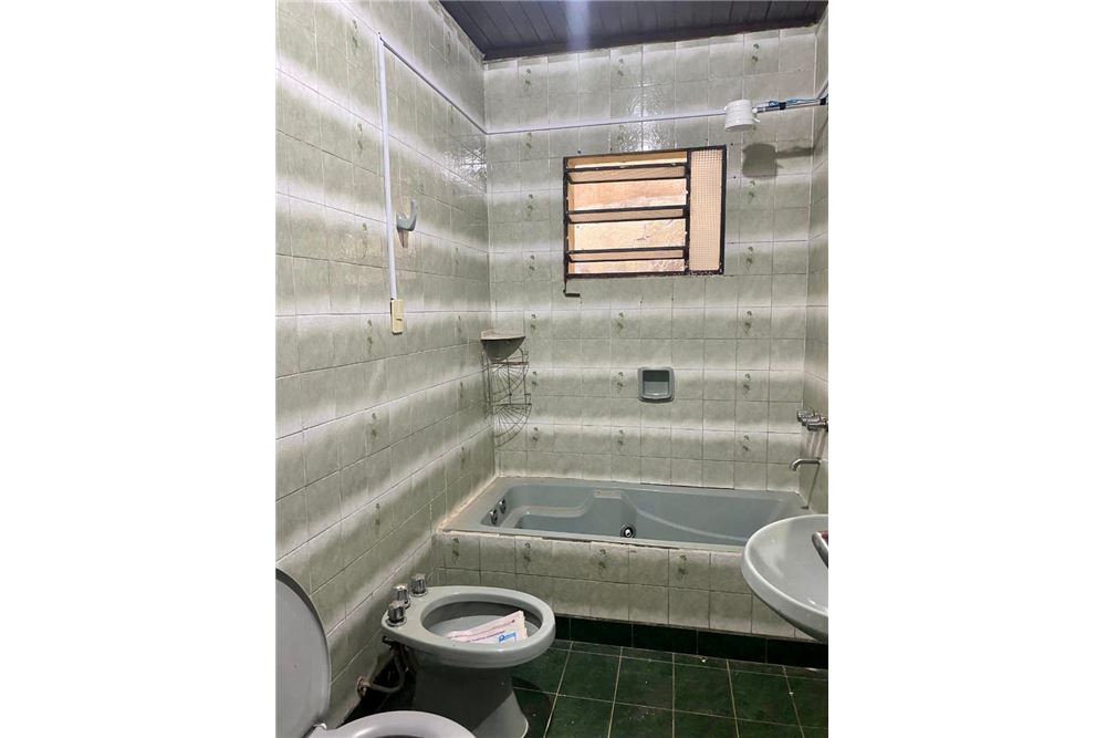 La casa se en encuentra a 1 cuadra del colegio San Roque y la Avda. Japón. A pasos de la Playa San José. — foto 3