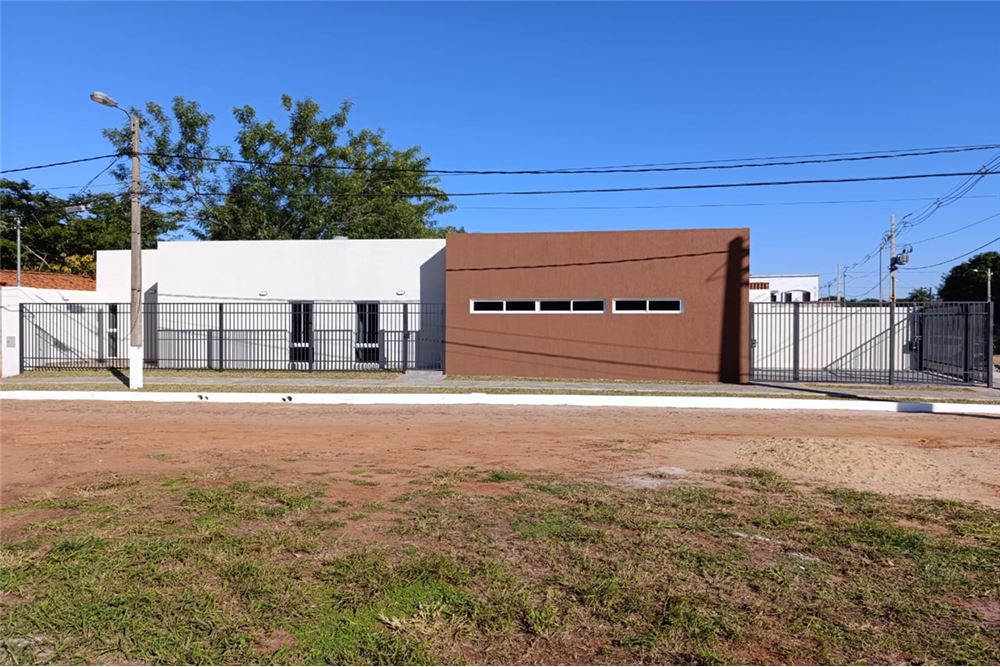 Edificio en venta en Laurelty, Luque — foto 2