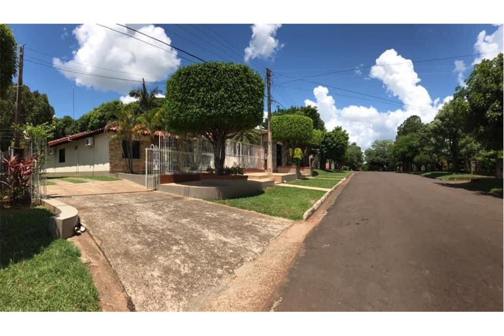 la propiedad se encuenta en Carmen del Parana a 300mts de la Costanera y la Playa sobre calle asfaltada. Cuenta con — foto 2