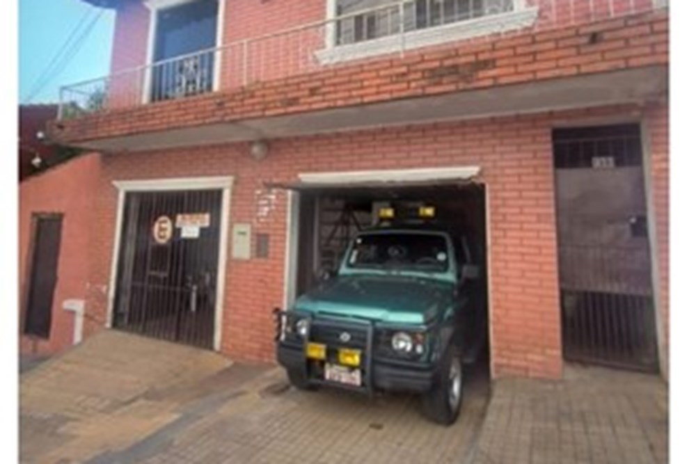 Descubre una exclusiva oportunidad de inversión en el corazón de Asunción, Paraguay. Esta casa habitada, bajo la categor — foto 3