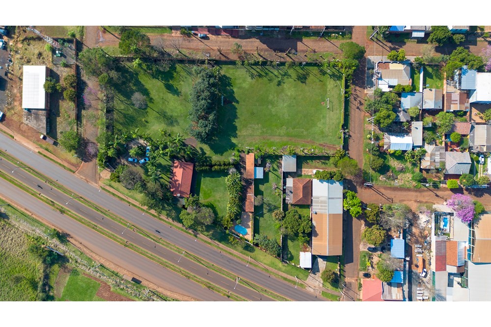 Gracias a su amplio frente y proporciones versátiles, el terreno es ideal para la construcción de viviendas, locales com — foto 3