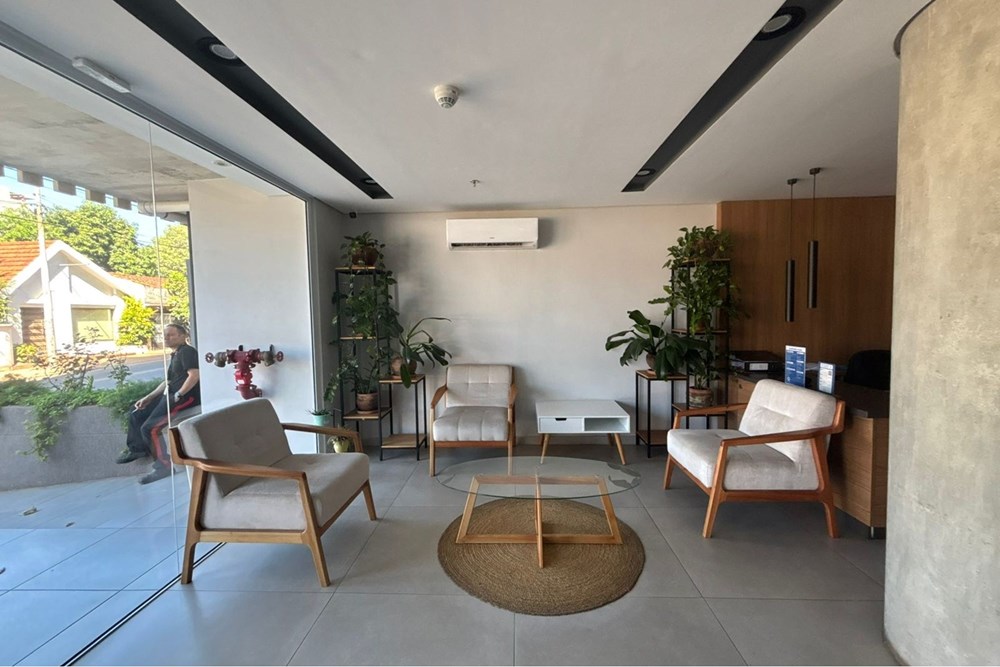 VENDO DEPARTAMENTO TOTALMENTE AMOBLADO DE 1 HABITACION CON DOBLE BALCON Y COCHERA - ZONA VILLA MORRA. EDIFICIO FIRST LIV — foto 2