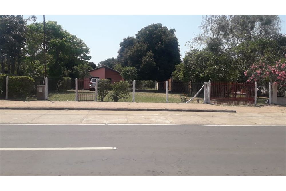 Hermosa Casa Ubicada en el Centro de Ayolas sobre una de las calles principales (Asfaltado) Av. Francisco Solano López , — foto 2