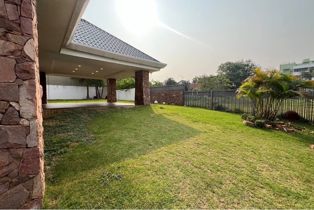 ¡Descubre tu próximo hogar de ensueño en el corazón de Encarnación! Disponible para alquiler, esta residencia de lujo se — foto 3
