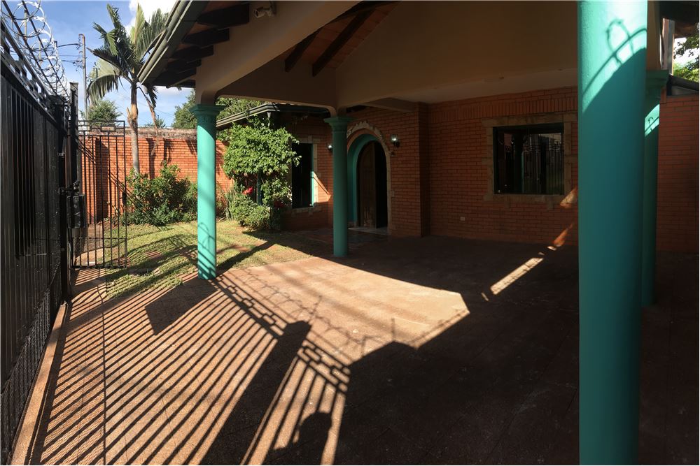 La casa se encuentra en San Lorenzo al limite con Fernando de la Mora, sobre la calle Carlos Giménez c/ 5 de abril a 400 — foto 3