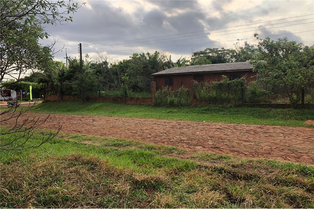 VENDO AMPLIO TERRENO EN ESQUINA SOBRE EMPEDRADO CON PROYECTO DE ASFALTO ZONA DE HOHENAU BARRIO SANTA MARIA — foto 2