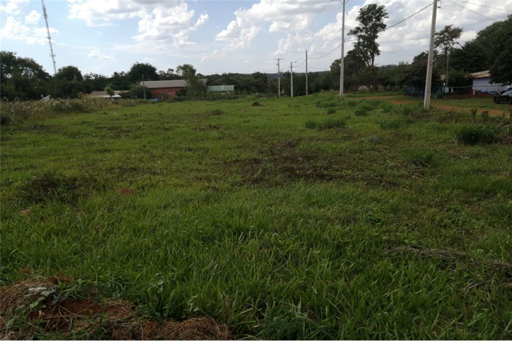 En venta dos terrenos juntos, ambos poseen 20 metros de frente por treinta de fondo, ubicado en esquina, rodeado de tres — foto 2