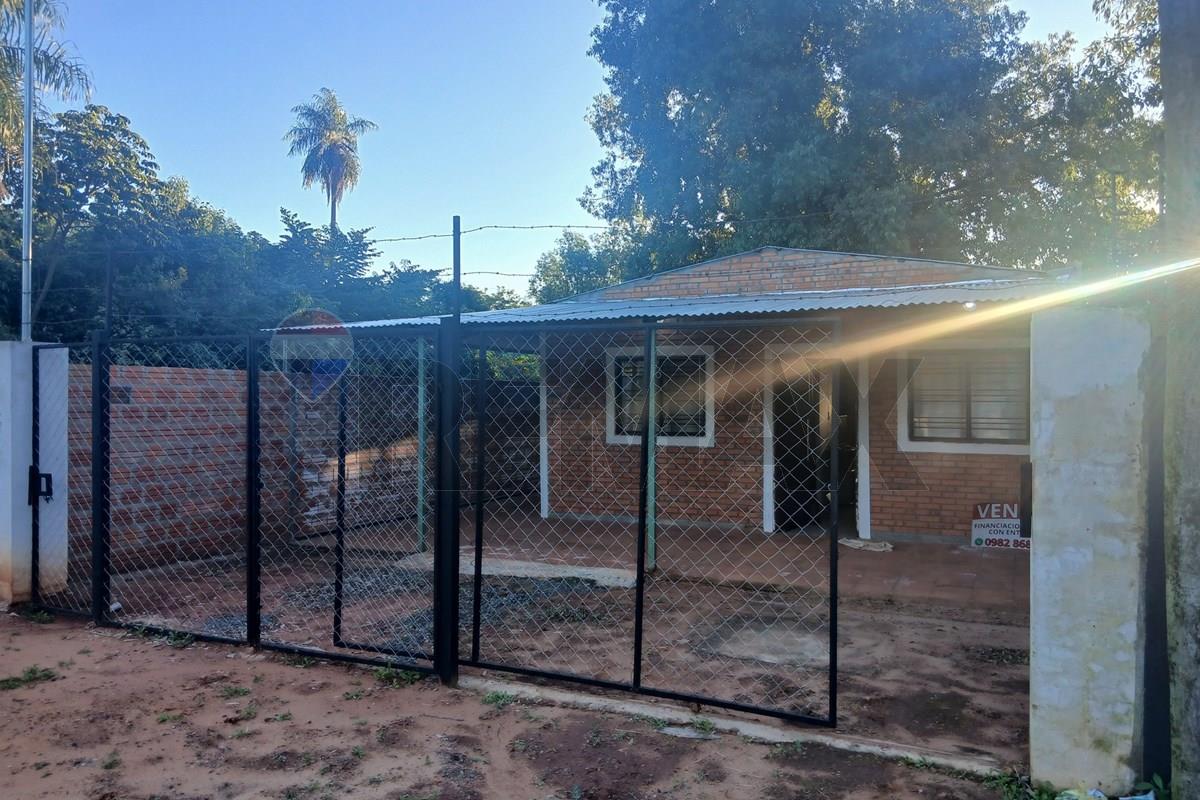Casa — 2 dorm. — Luque — 4/5