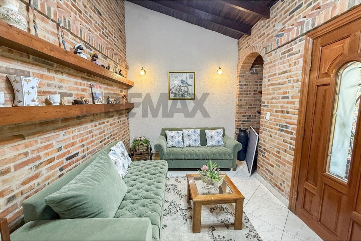 Se vende amplia casa de 2 plantas ubicado sobre Carretera de López, B° Mbachio ll de la ciudad de Lambaré, a equidistanc — foto 2