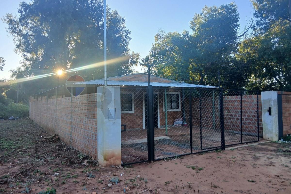 Casa — 2 dorm. — Luque — 2/5