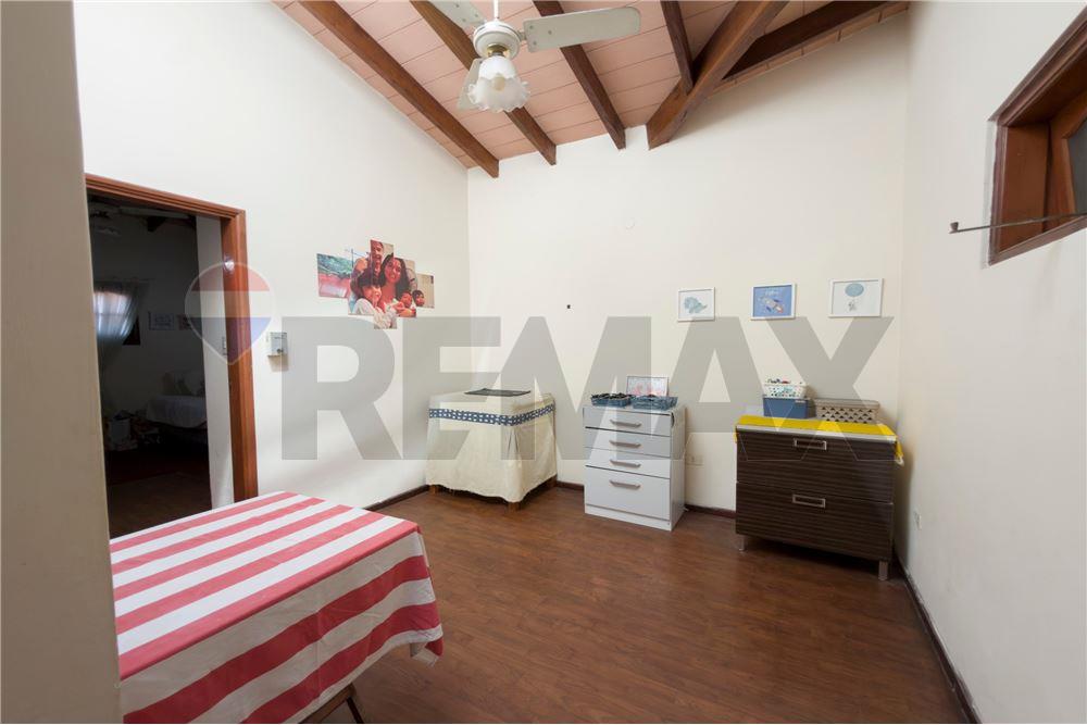 ✨EN VENTA AMPLIA CASA EN ESQUINA CON TERRENO DE 720M², 2 PLANTAS, ZONA TERMINAL DE ASUNCIÓN, A 3 CUADRAS DE LA AV. REPU — foto 3