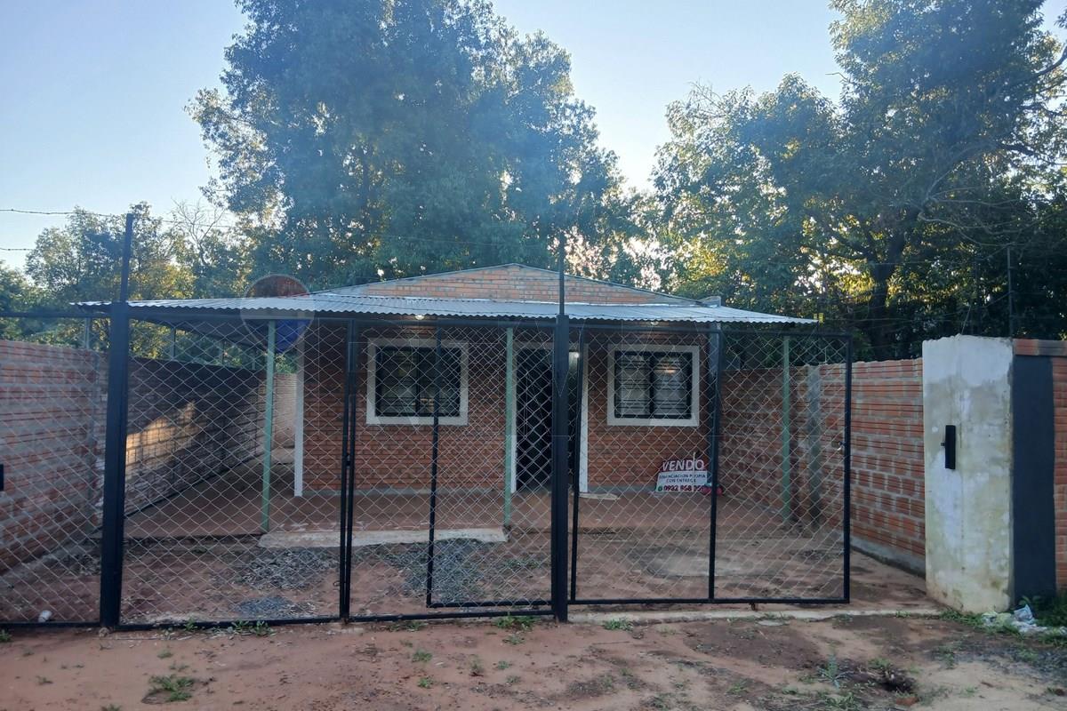 Casa — 2 dorm. — Luque — 1/5