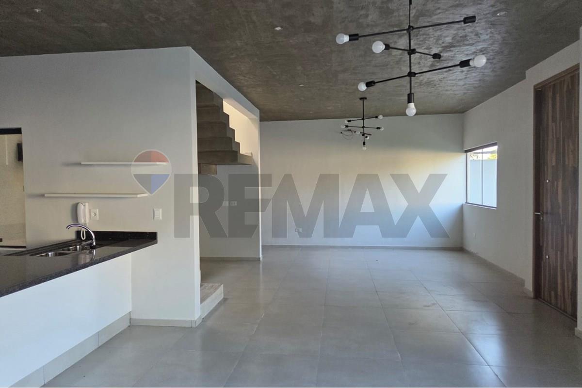 Casa — 3 dorm. — Luque — 4/5