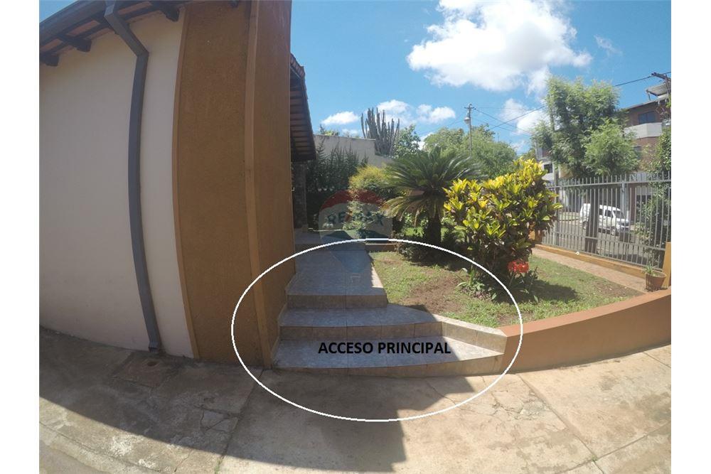 Casa — 4 dorm. — Encarnación — 4/5