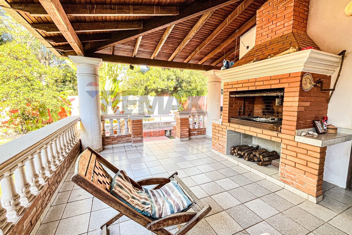 Casa — 3 dorm. — Aregua — 4/5