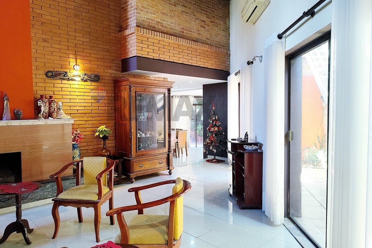 Casa — 5 dorm. — San Roque González — 5/5