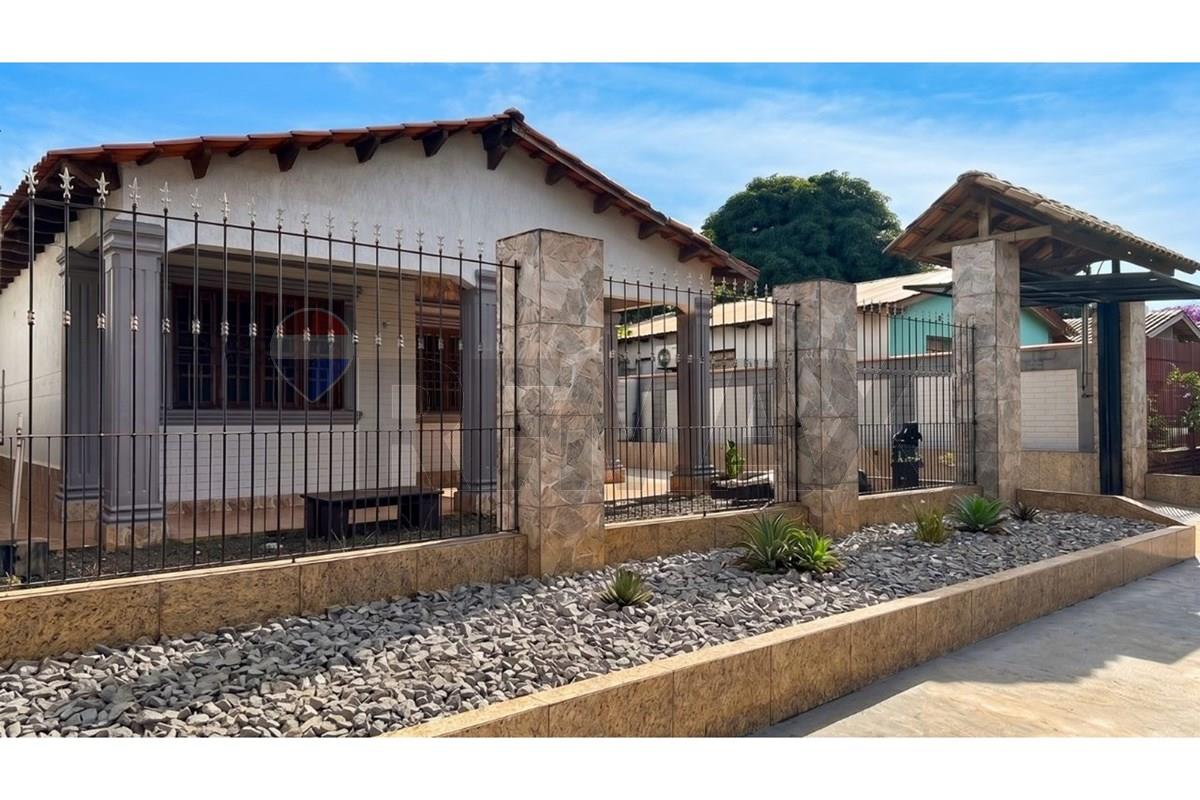 Casa — 4 dorm. — Hernandarias — 3/5