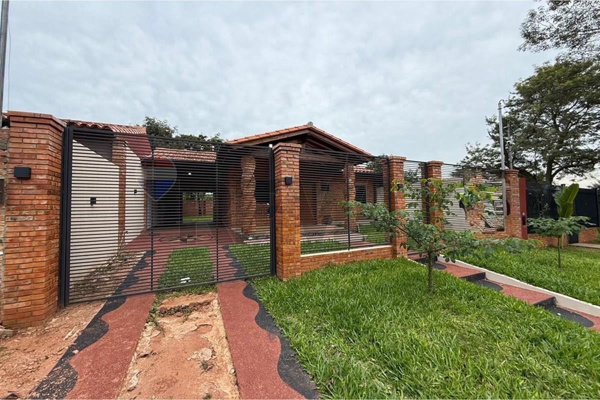Casa — 3 dorm. — Julián Augusto Saldivar — 1/5