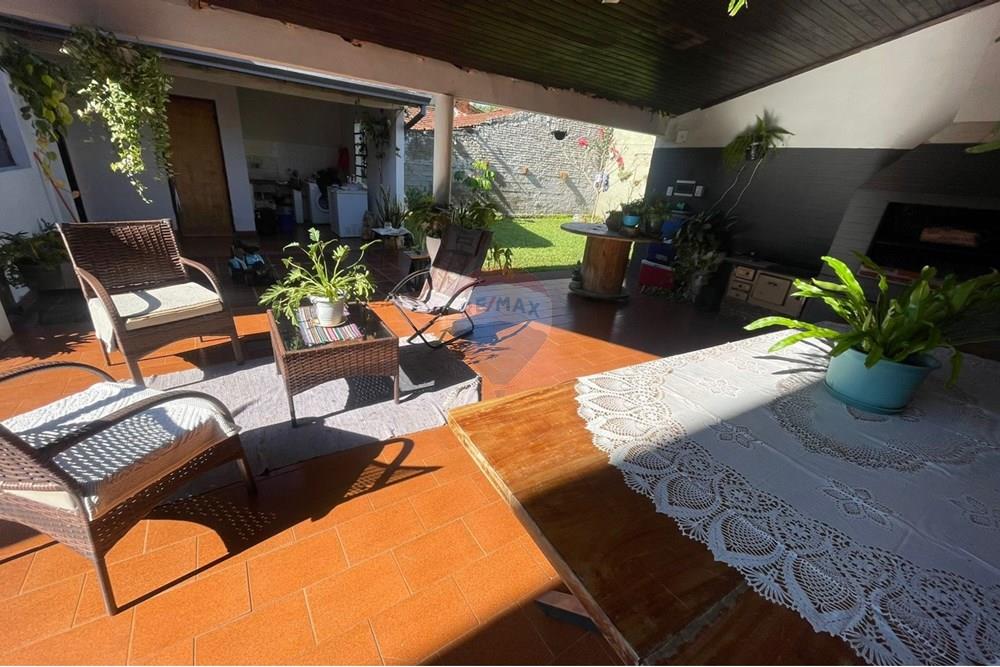 Casa — 2 dorm. — Encarnación — 4/5