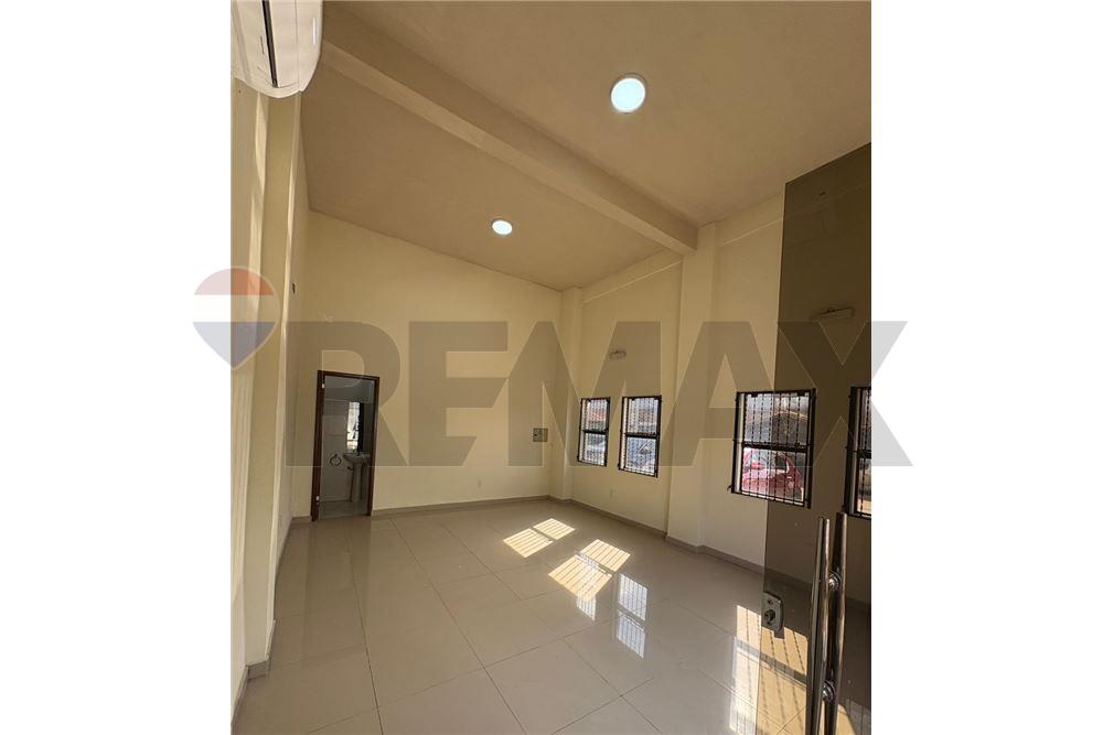 Se alquila local comercial en planta baja, ubicado a 2 cuadras de Av Sta teresa y 3 cuadras de Mca Lopez. — foto 2