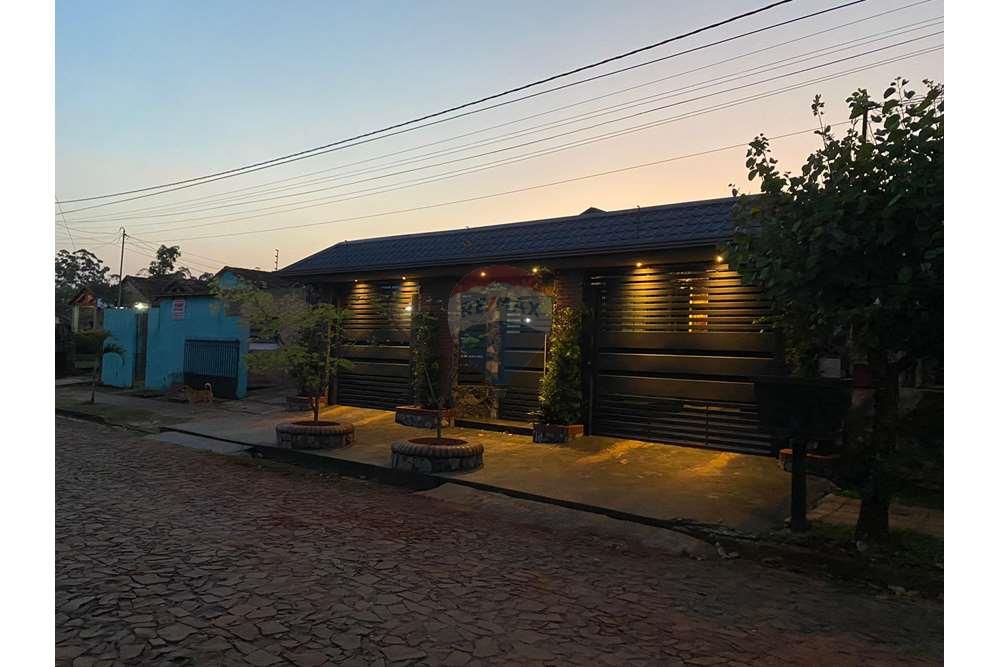 Casa — 2 dorm. — Encarnación — 4/5