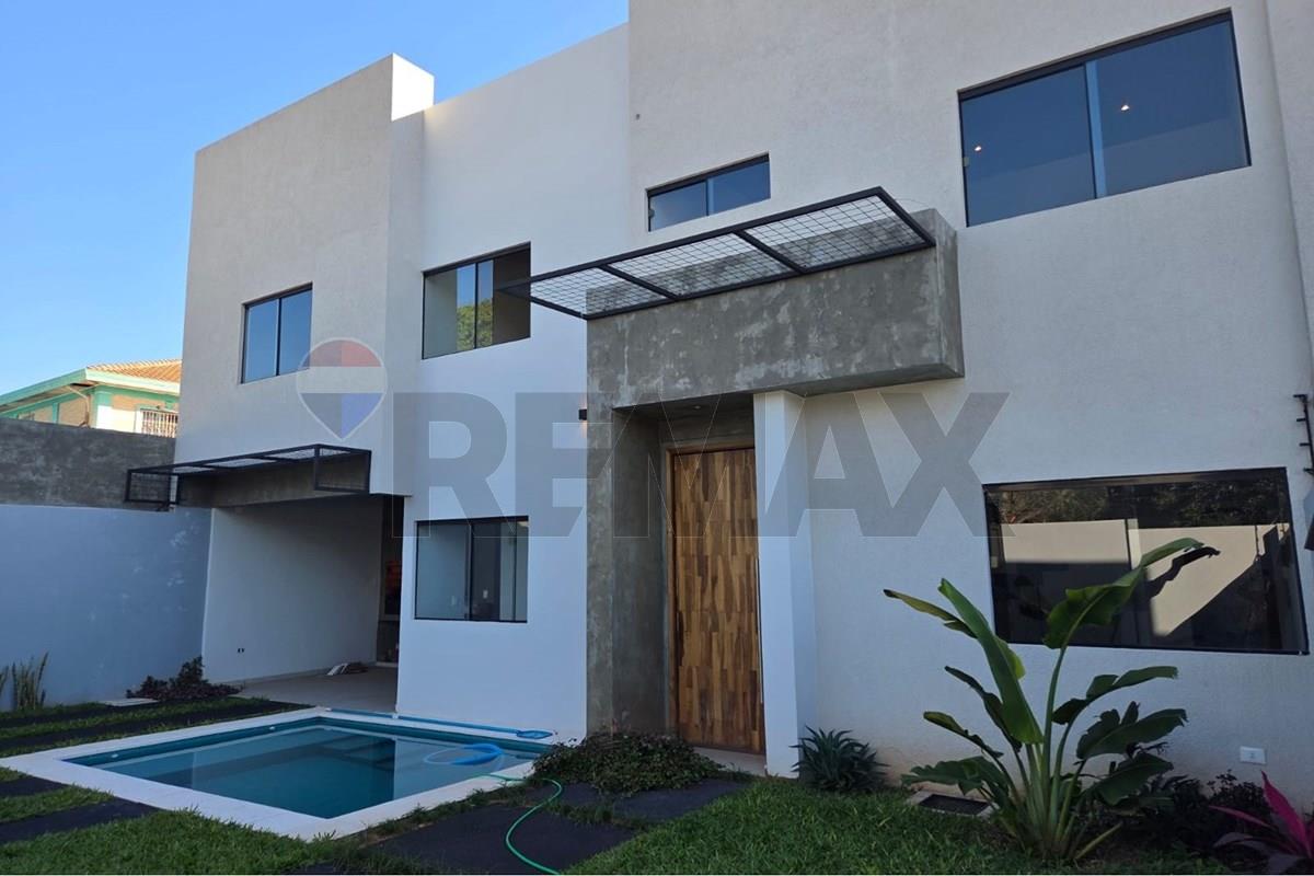 Casa — 3 dorm. — Luque — 1/5