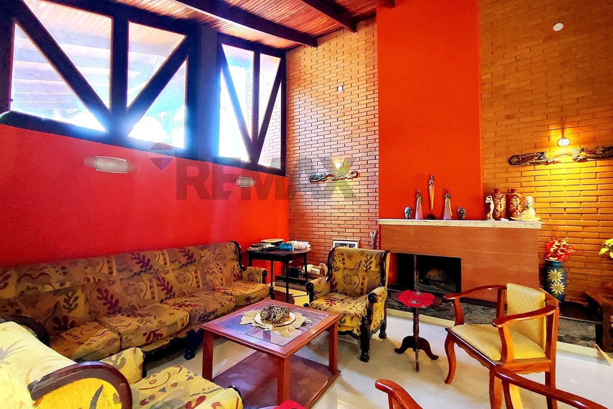 Casa — 5 dorm. — San Roque González — 4/5