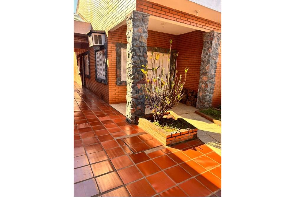 Casa — 1 dorm. — Encarnación — 2/4