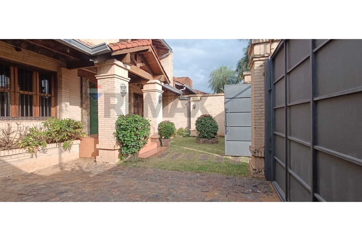 Casa — 3 dorm. — Primer Barrio — 4/5