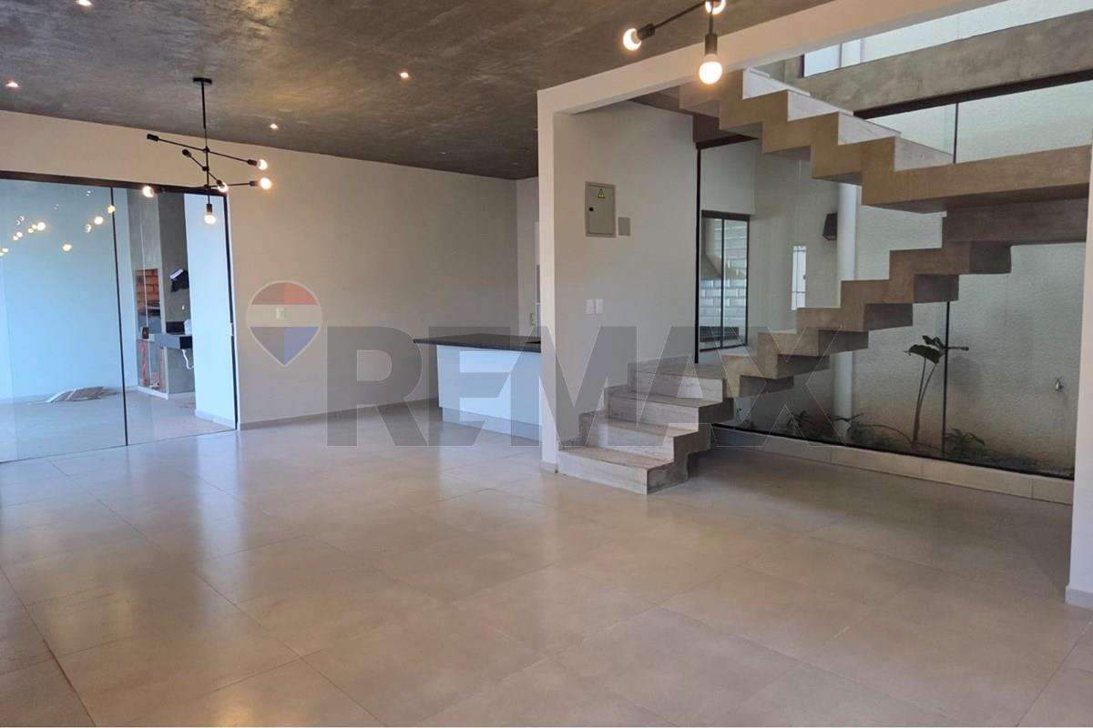 Casa — 3 dorm. — Luque — 3/5