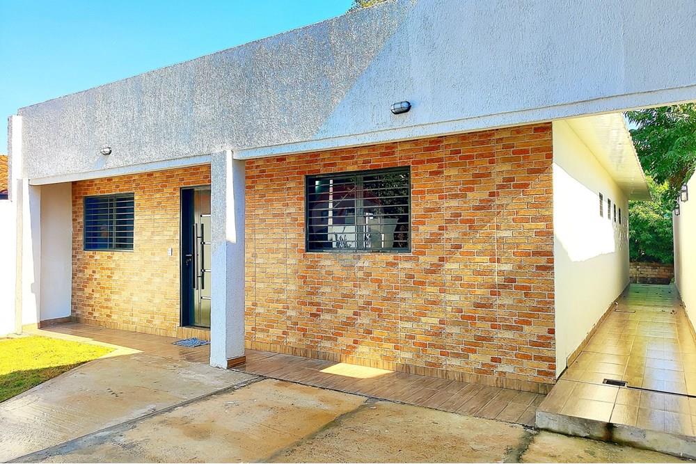 Casa — 2 dorm. — Luque — 4/5