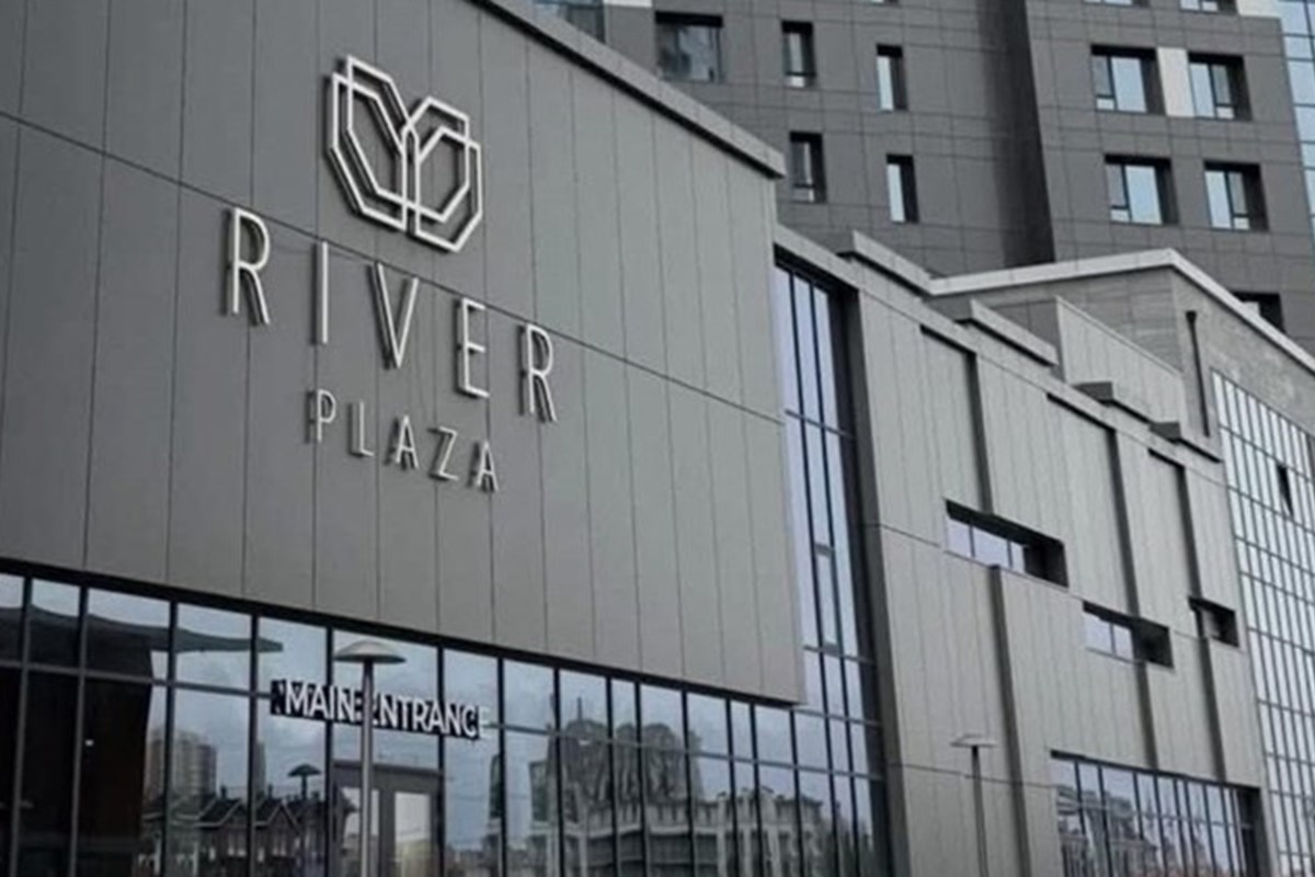 River Plaza-д 1 давхрын талбай худалдана.