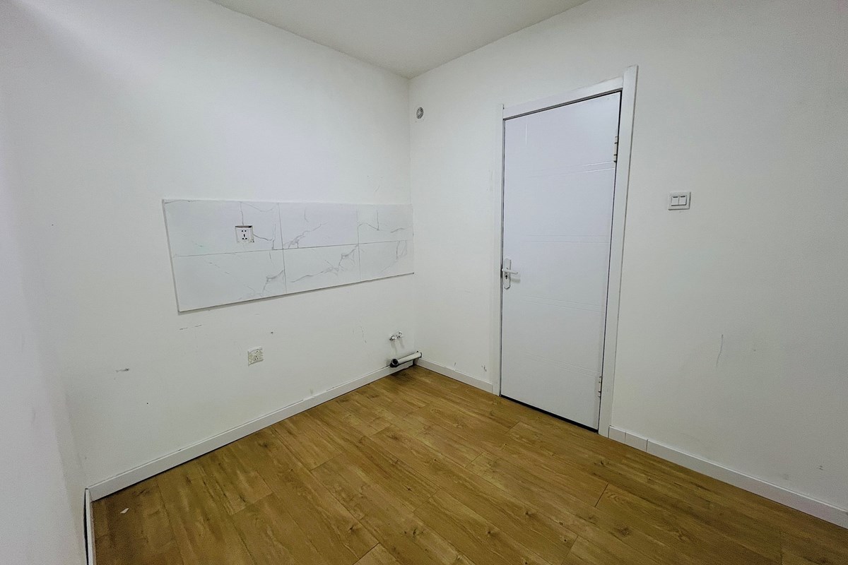 82.75m² retail space for sale — 6