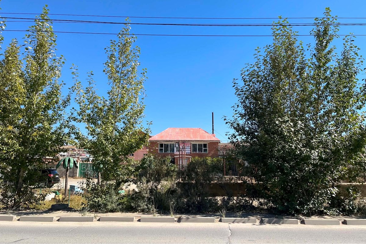 Тахилтад зам дагуу 8 нэрийн дэлгүүр худалдана