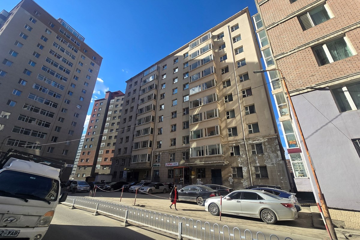 Натур худалдааны төвийн урд 2 өрөө байр худалдана.