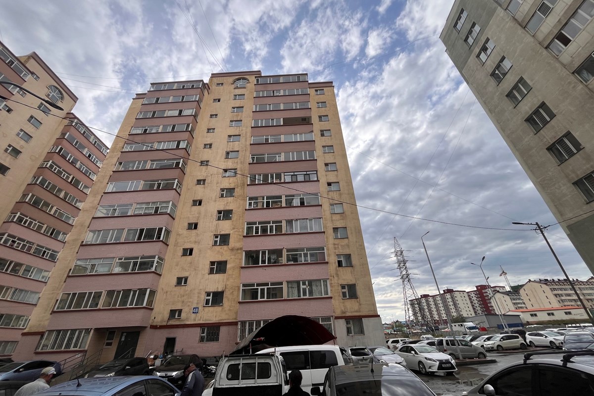 Орчлон хороололд дулаан гараж худалдана.
