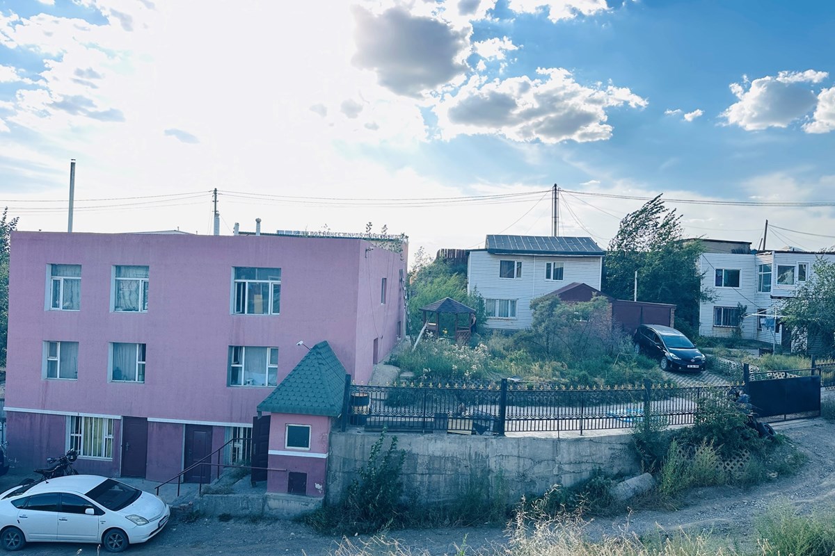 Нийтийн байртай хаус зарна.