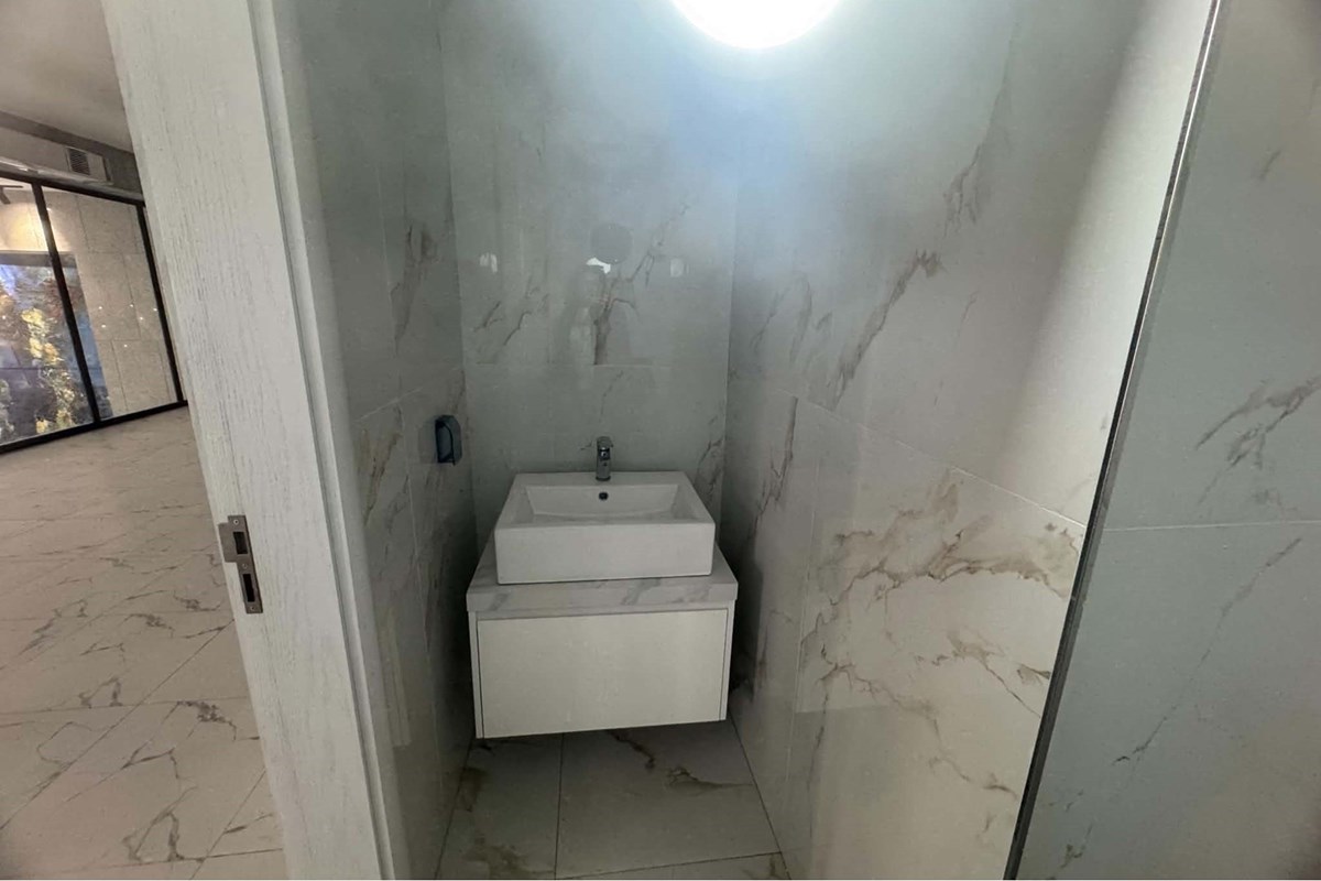 176m² retail space for sale — 11