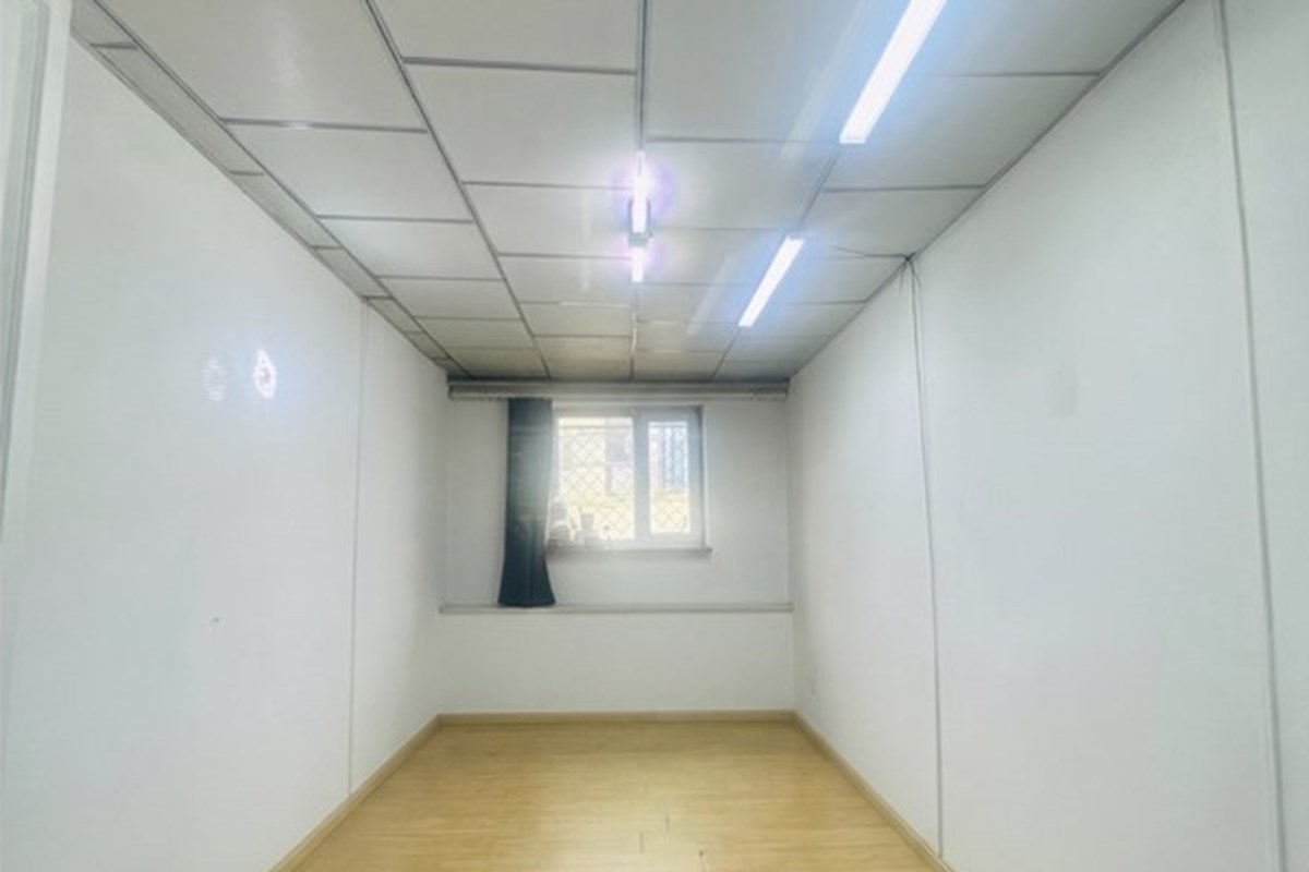 Prime Business Space in a Thriving Location — 7